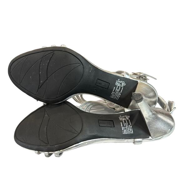 FIONi nights silver faux leather strapy sandal. Size 6 - Picture 7 of 9